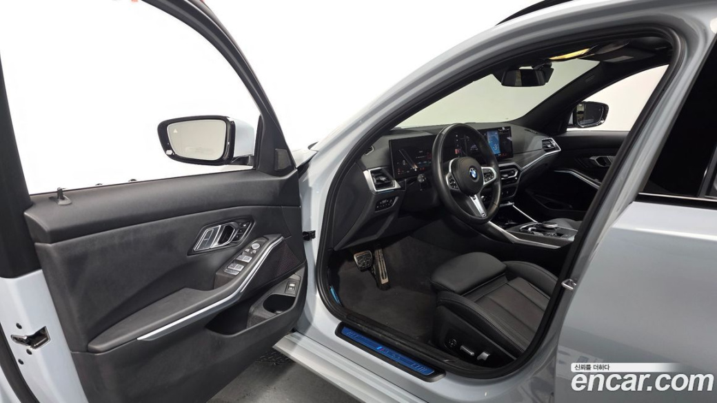 BMW 3-Series 320i Touring M Sports, 2023