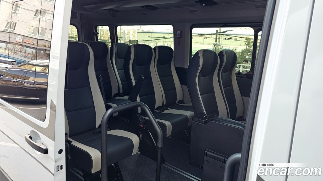 Hyundai Solati 15-seater, 2024