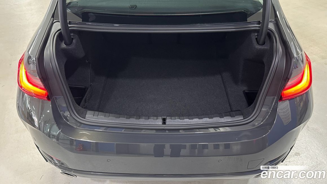 BMW 3-Series 320i, 2025