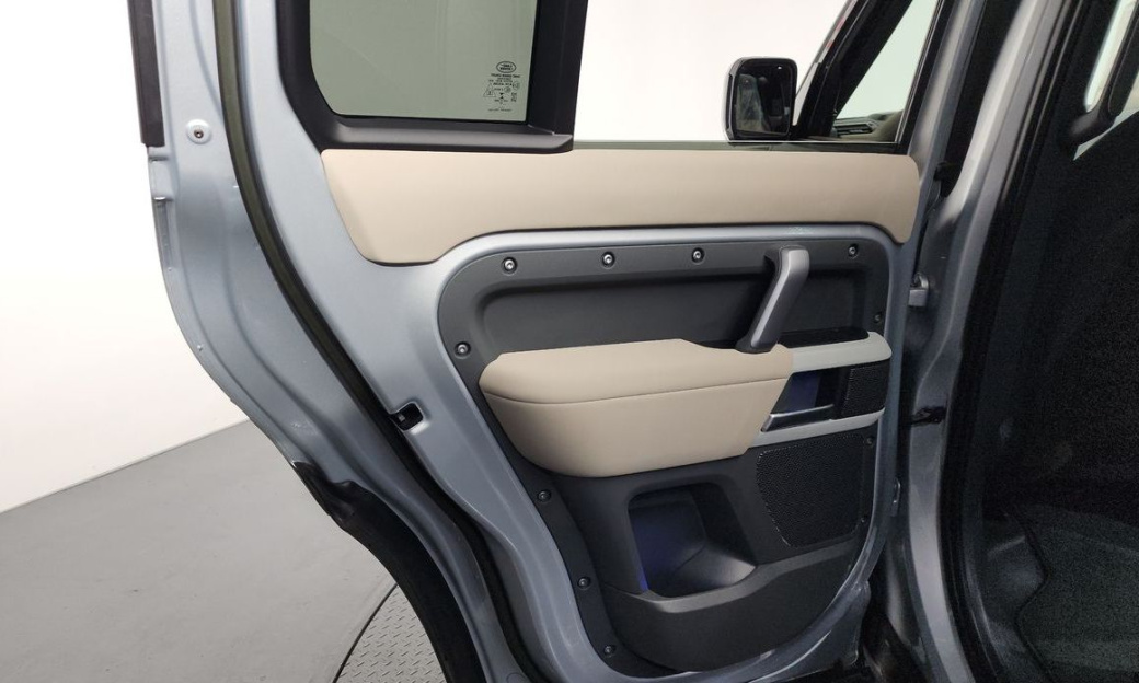 Land Rover Defender 110 P300 X-Dynamic SE, 2023