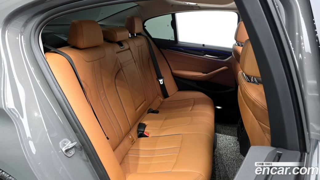 BMW 5-Series 520i Luxury, 2022