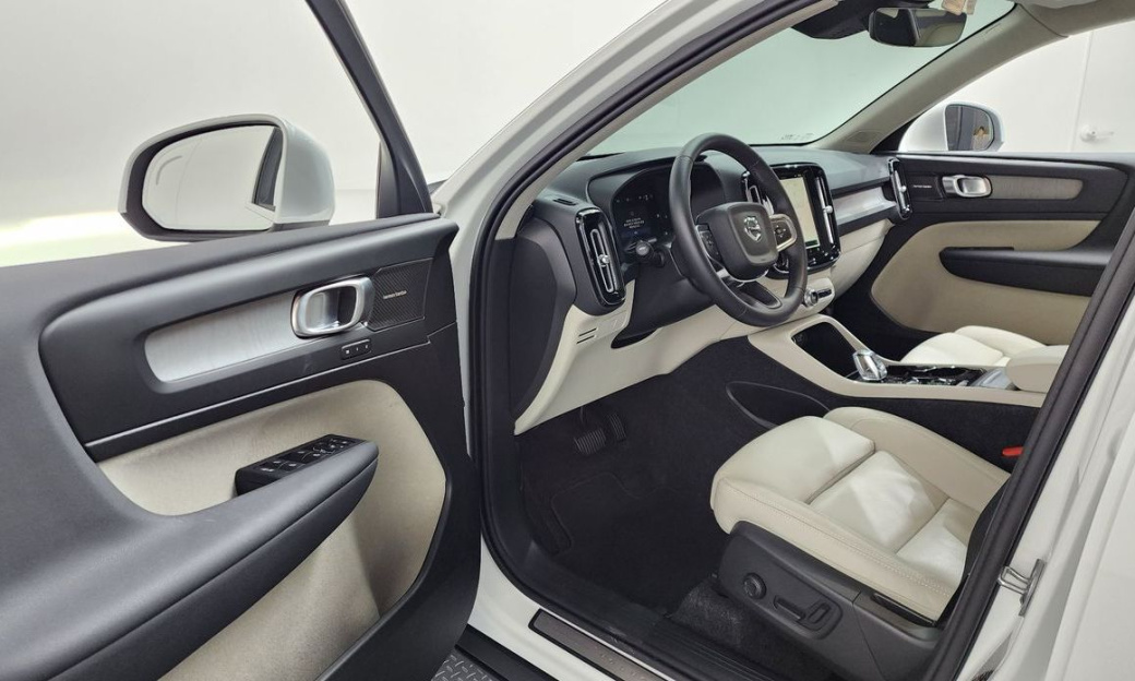 Volvo XC40 B4 Ultra Bright, 2025