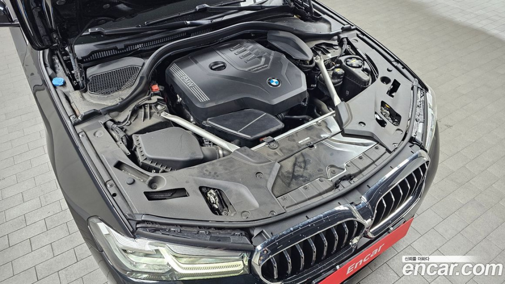 BMW 5-Series 520i Luxury, 2023