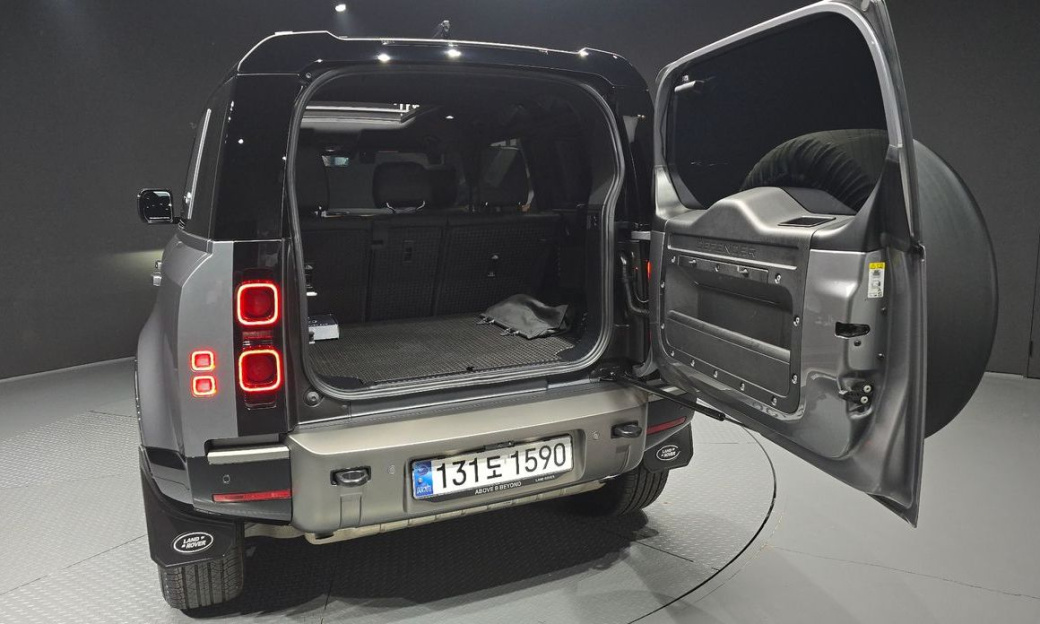 Land Rover Defender 110 P300 X-Dynamic SE, 2024