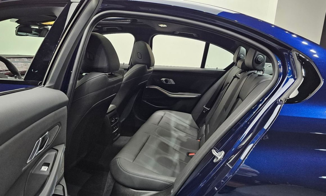 BMW 3-Series 320i M Sport, 2025