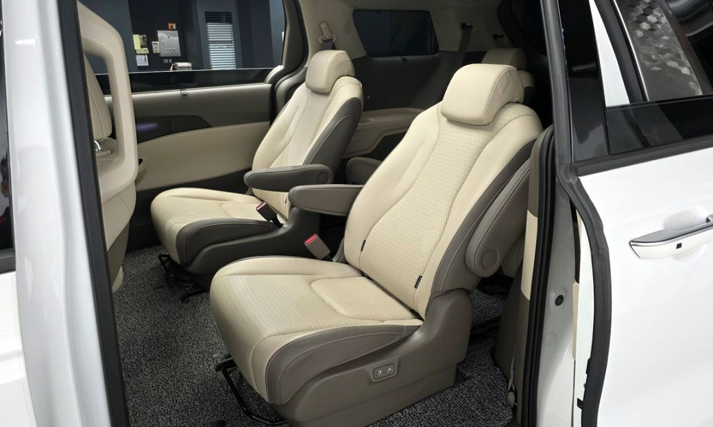 Kia Carnival 9-Seater Signature, 2023