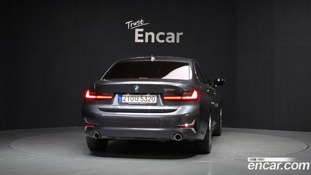 BMW 3-Series 320i Luxury, 2022