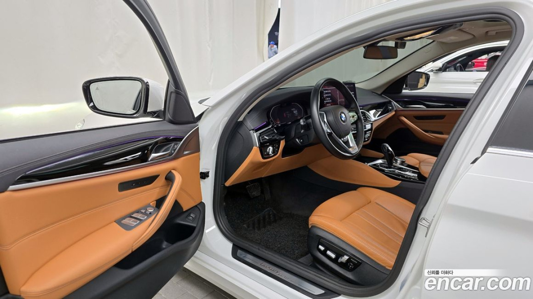 BMW 5-Series 520i Luxury, 2022