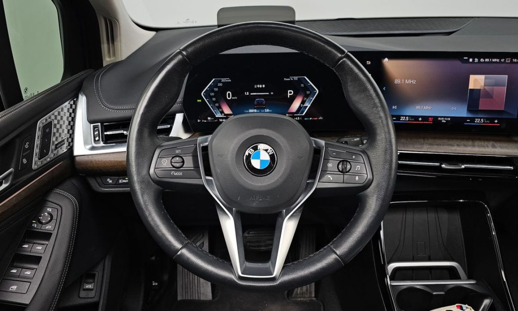 BMW 2-Series 220i Luxury, 2023
