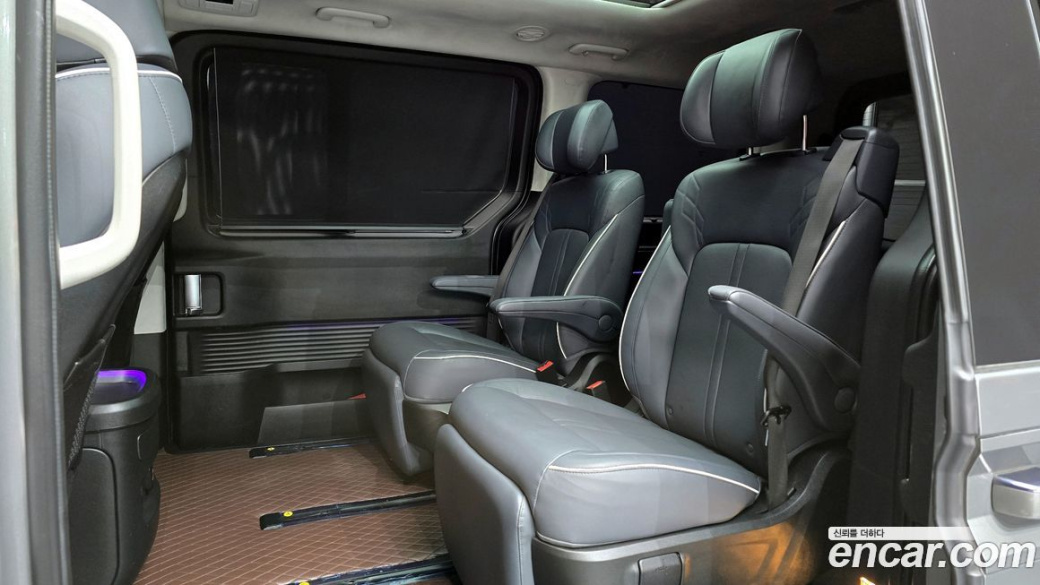 Hyundai Staria 4WD Lounge 7-Seater, 2023