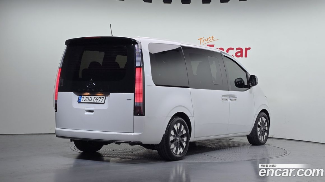 Hyundai Staria 4WD Lounge 9-Seater, 2022