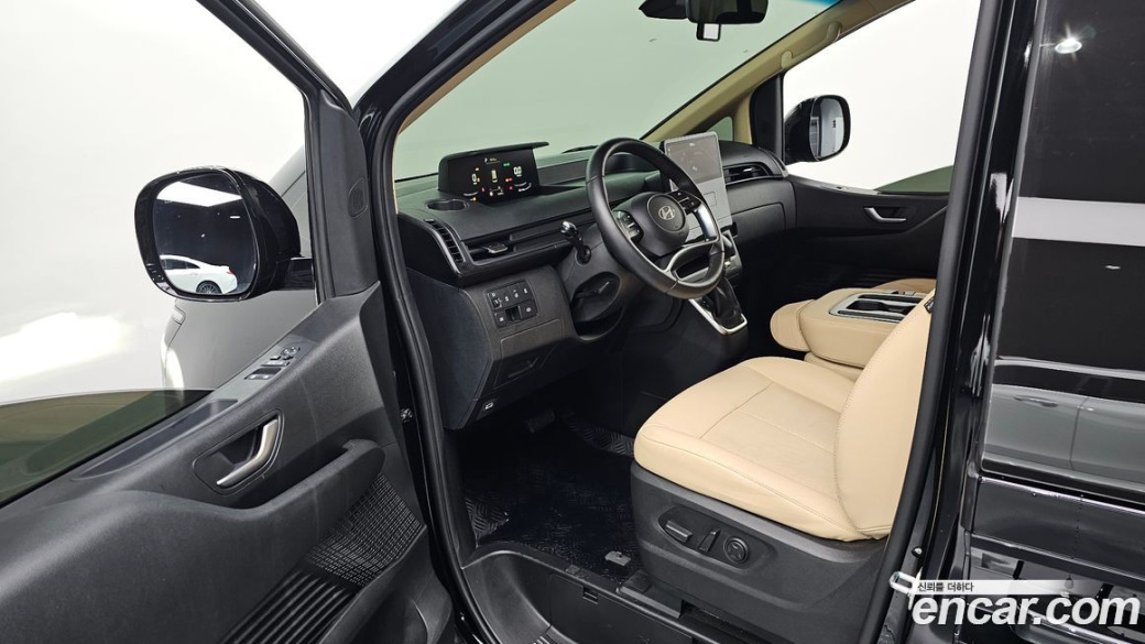 Hyundai Staria 4WD Tourer 9-Seater, 2025