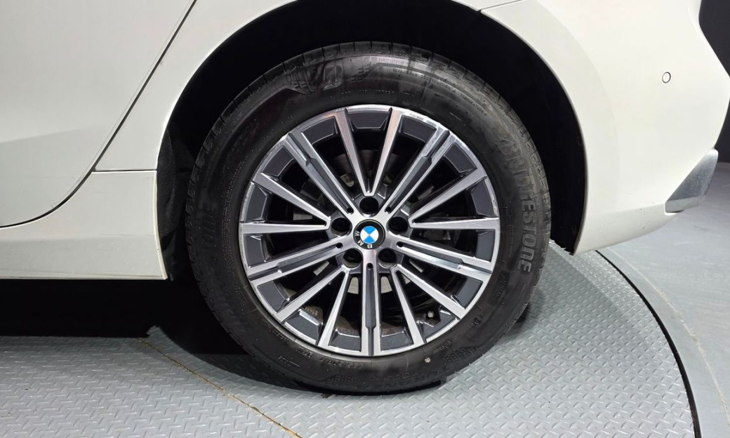 BMW 2-Series 220i Luxury, 2024