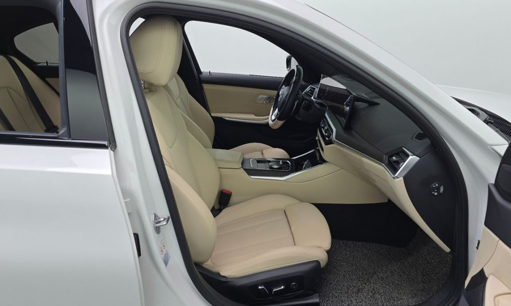 BMW 3-Series 320i, 2024