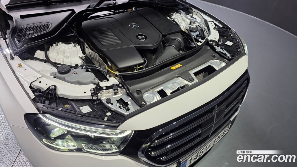 Mercedes-Benz E-Class E300 4MATIC Exclusive, 2025