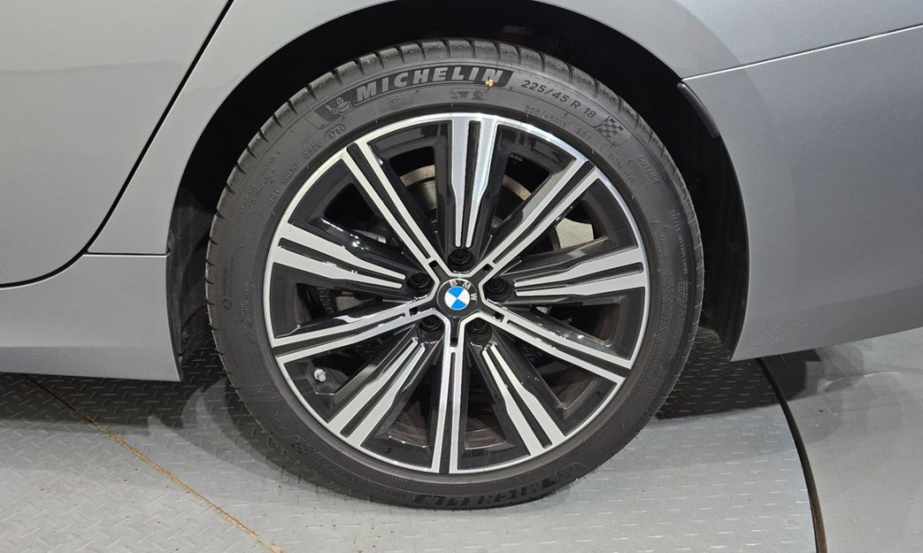 BMW 3-Series 320i, 2025