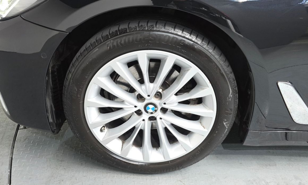 BMW 5-Series 520i Luxury, 2023