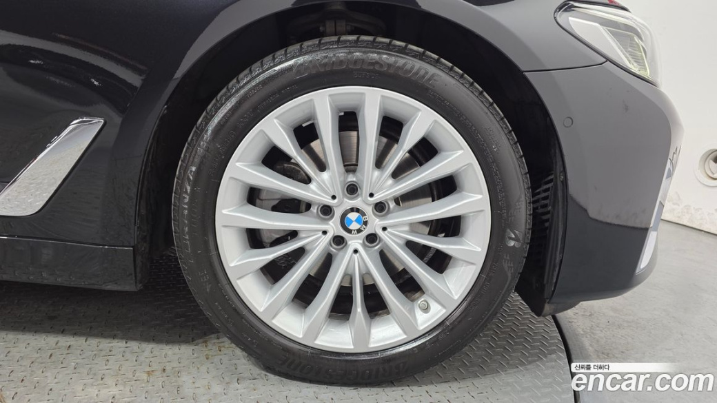 BMW 5-Series 520i Luxury, 2023