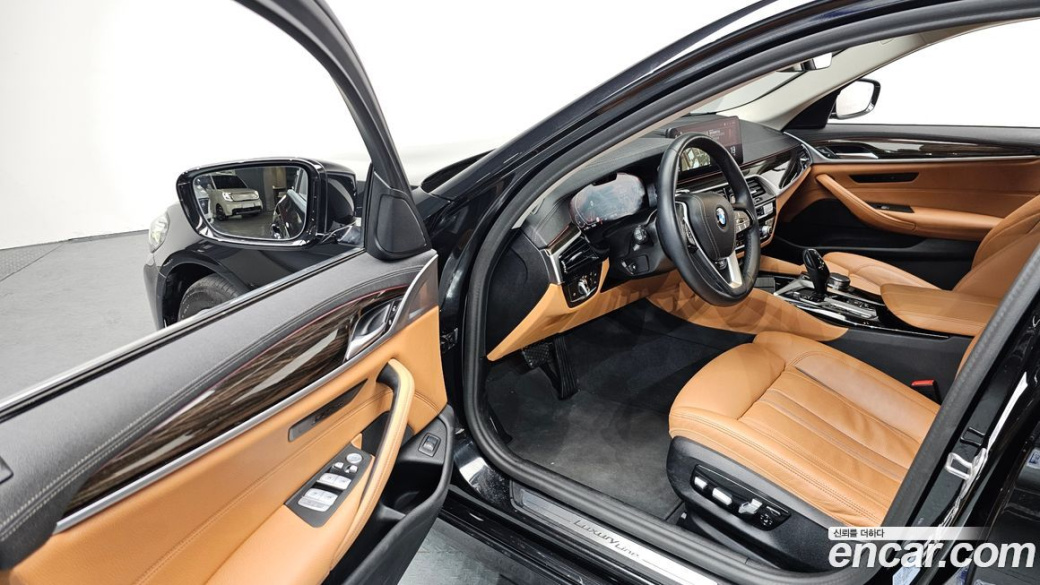BMW 5-Series 520i Luxury, 2023