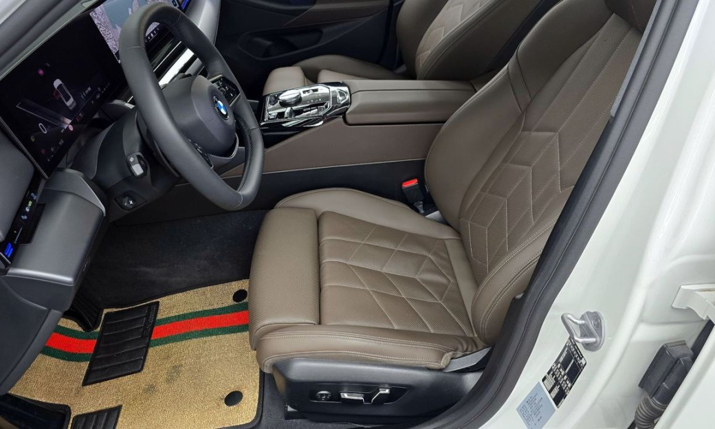 BMW 5-Series 520i, 2024