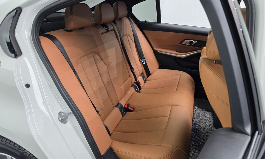 BMW 3-Series 320i, 2024