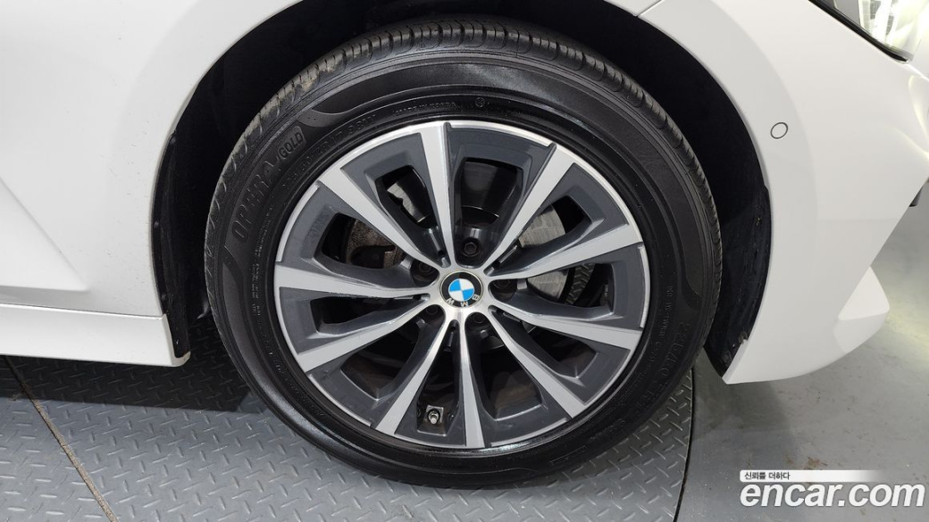 BMW 3-Series 320i, 2023