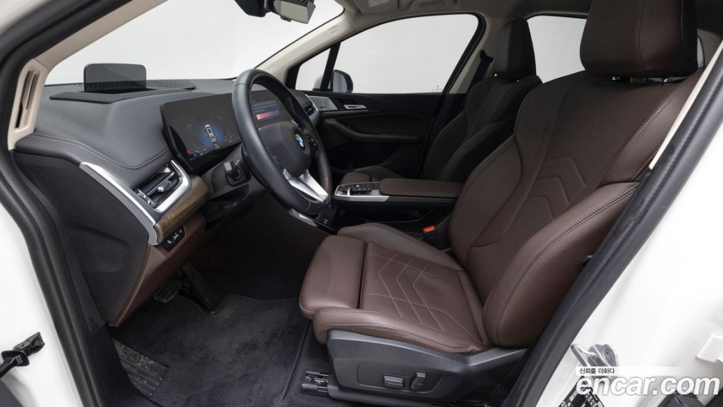 BMW 2-Series 220i Luxury, 2024