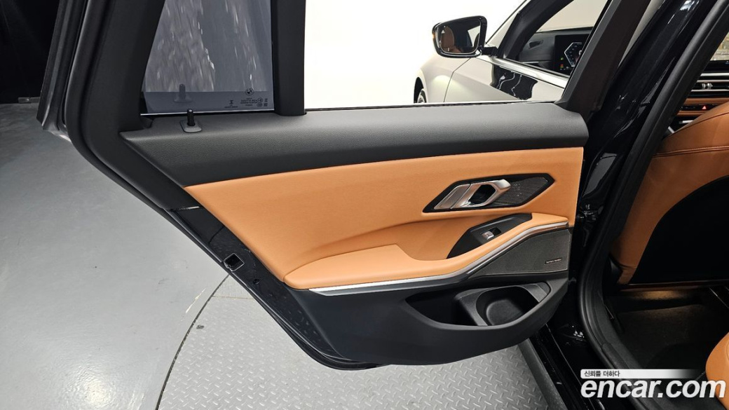 BMW 3-Series 320i Touring, 2024