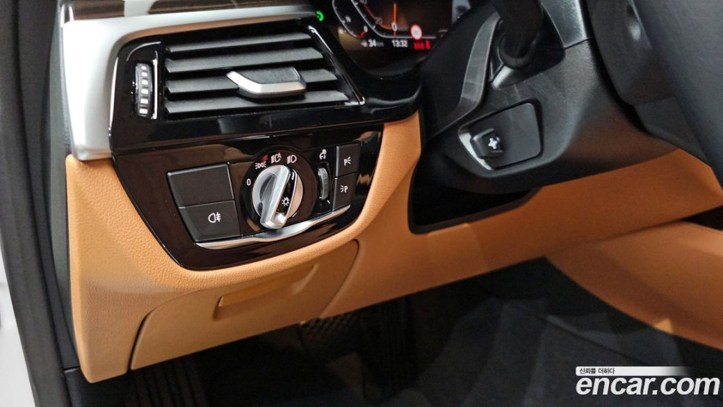 BMW 5-Series 520i Luxury, 2023