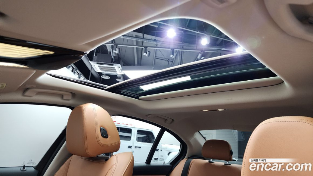 BMW 3-Series 320i Luxury, 2023