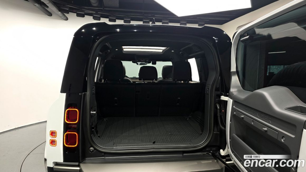 Land Rover Defender 110 P300 X-Dynamic SE, 2023