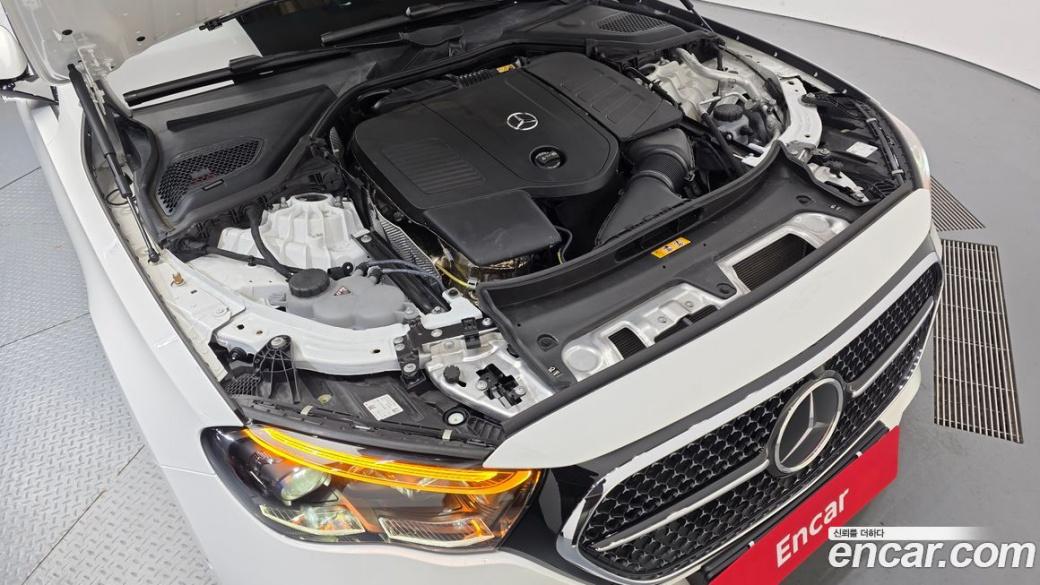 Mercedes-Benz E-Class E300 4MATIC AMG Line, 2025