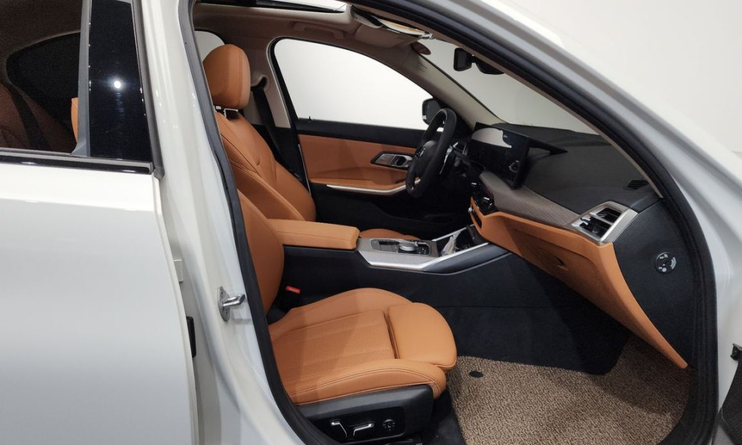 BMW 3-Series 320i, 2025