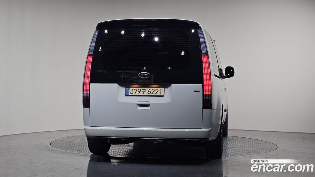 Hyundai Staria 4WD Lounge 7-Seater, 2022