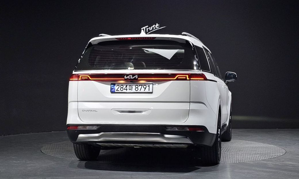 Kia Carnival 9-Seater Signature, 2023