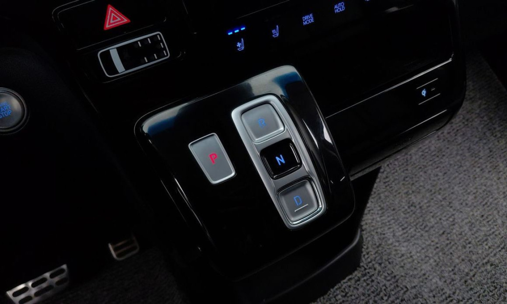 Hyundai Staria Lounge 9-Seater, 2022