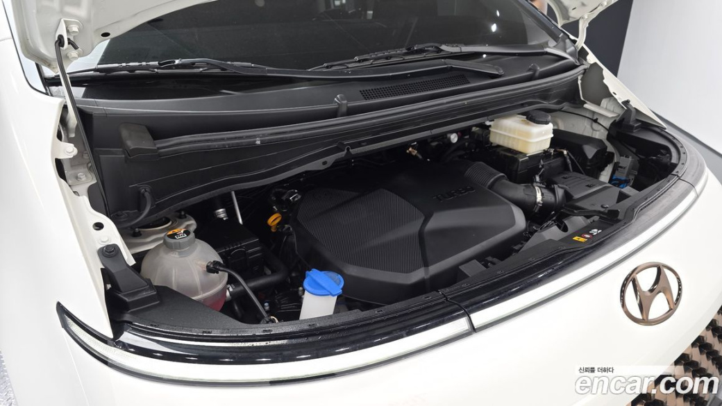 Hyundai Staria Lounge 9-Seater, 2022