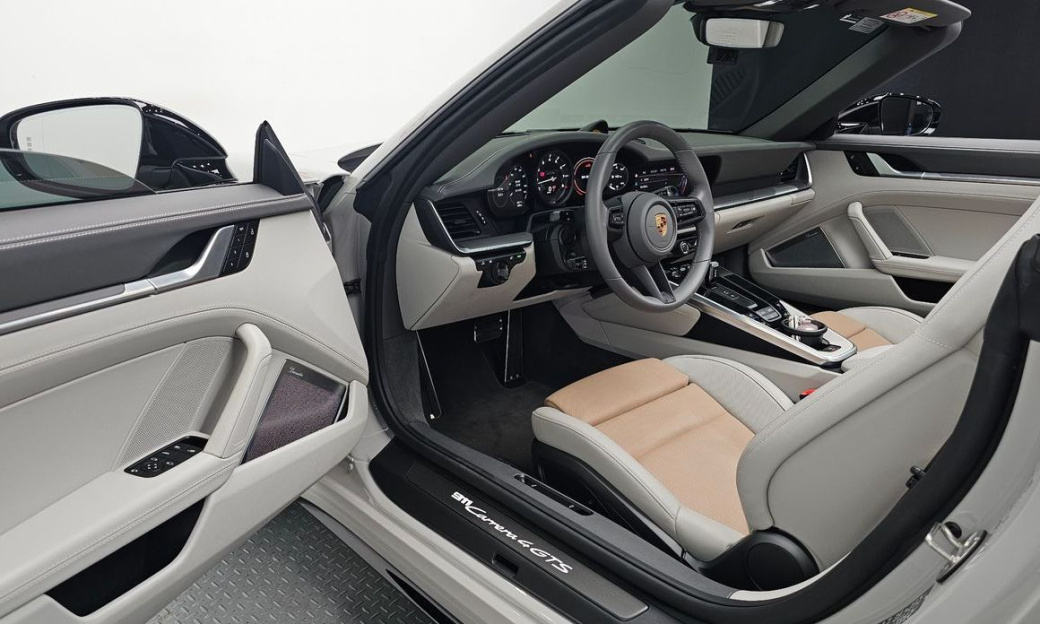 Porsche 911 Carrera 4 GTS Cabriolet, 2023