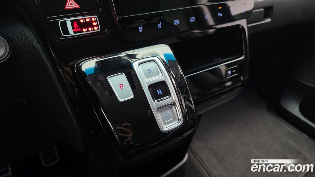 Hyundai Staria 4WD Lounge 9-Seater, 2022