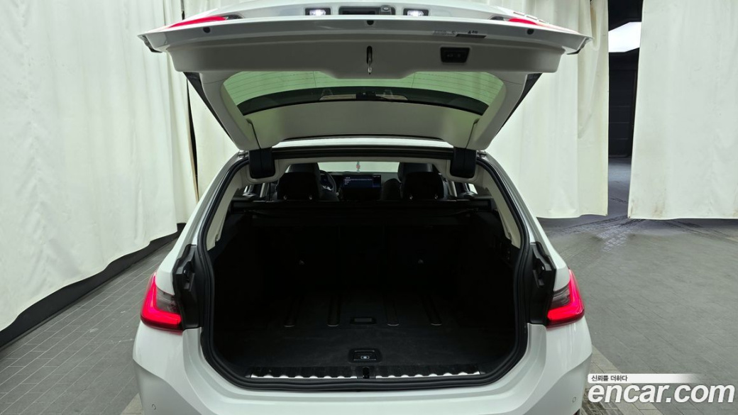 BMW 3-Series 320i Touring, 2025