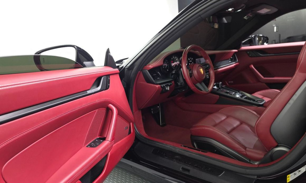 Porsche 911 Carrera 4 GTS, 2024