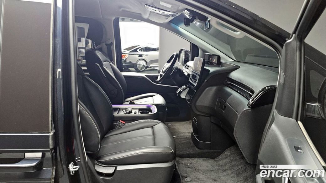 Hyundai Staria Lounge 9-Seater, 2023