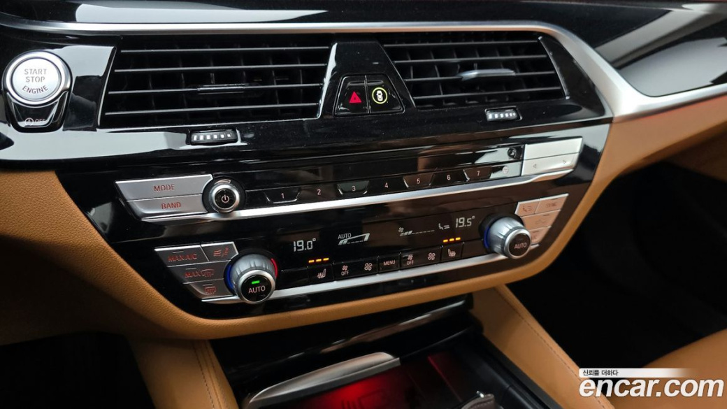 BMW 5-Series 520i Luxury, 2022