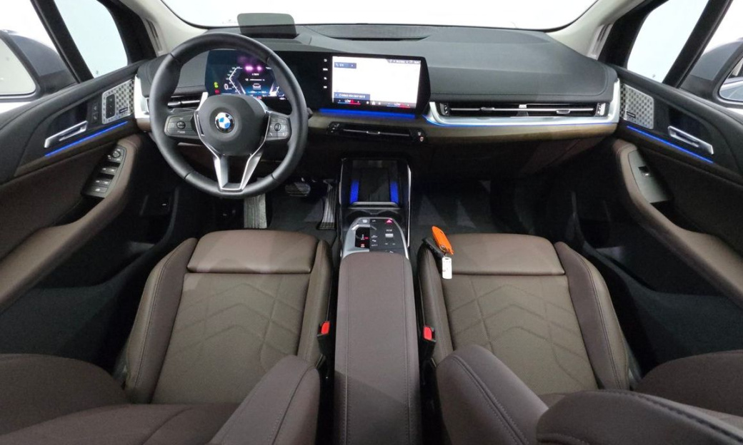 BMW 2-Series 220i Luxury, 2025