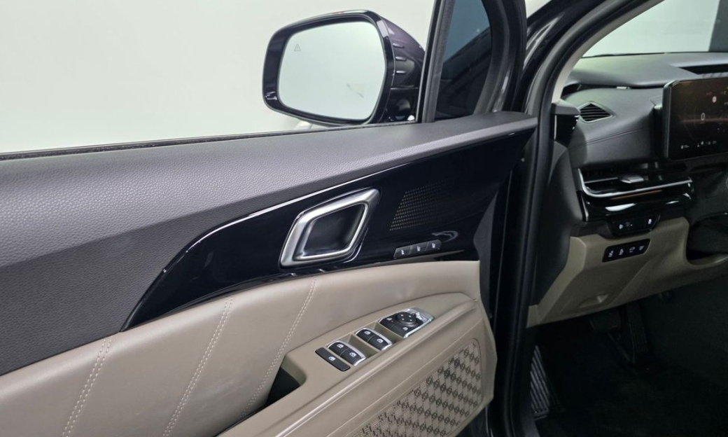 Kia Carnival 7-Seater Signature, 2024