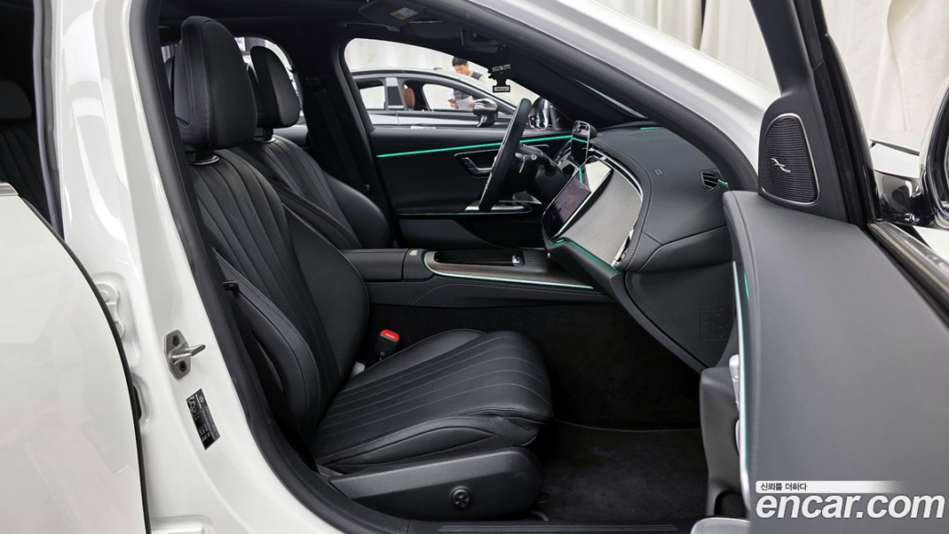 Mercedes-Benz E-Class E300 4MATIC Exclusive, 2025