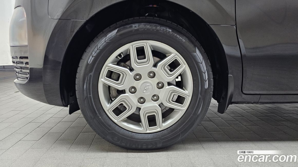 Hyundai Staria 4WD Tourer 11-Seater, 2024