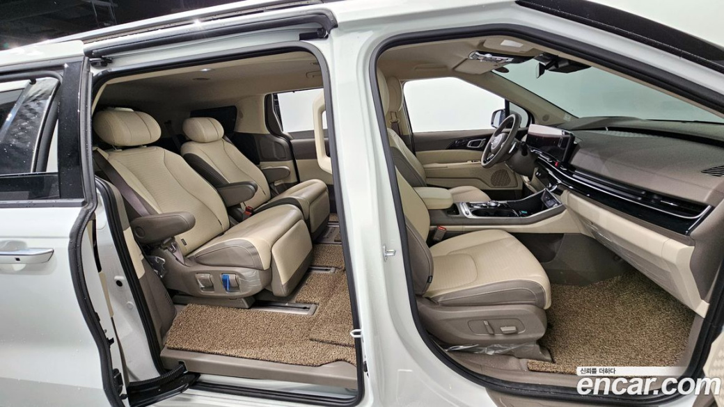 Kia Carnival 7-Seater Signature, 2025