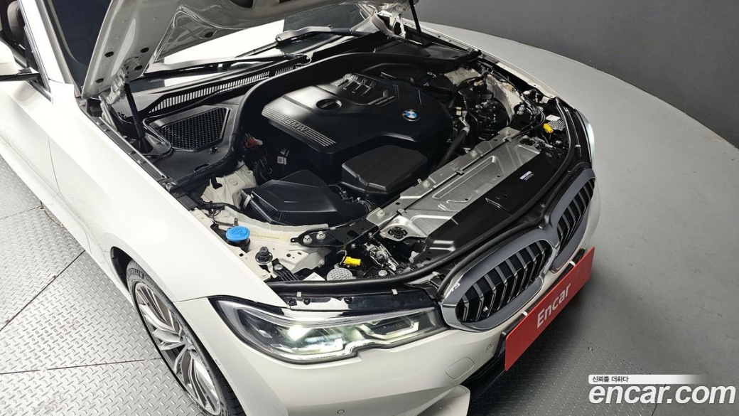 BMW 3-Series 320i Luxury, 2022