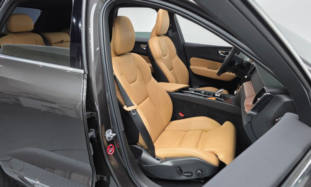 Volvo XC60 B6 Ultimate Bright, 2024